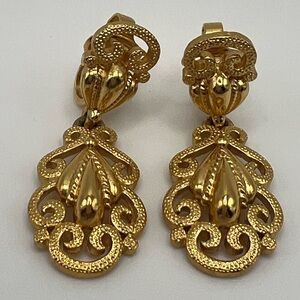 Clip On Dangle Vintage Trifari Gold Tone Filigree Earrings Grandmacore like new